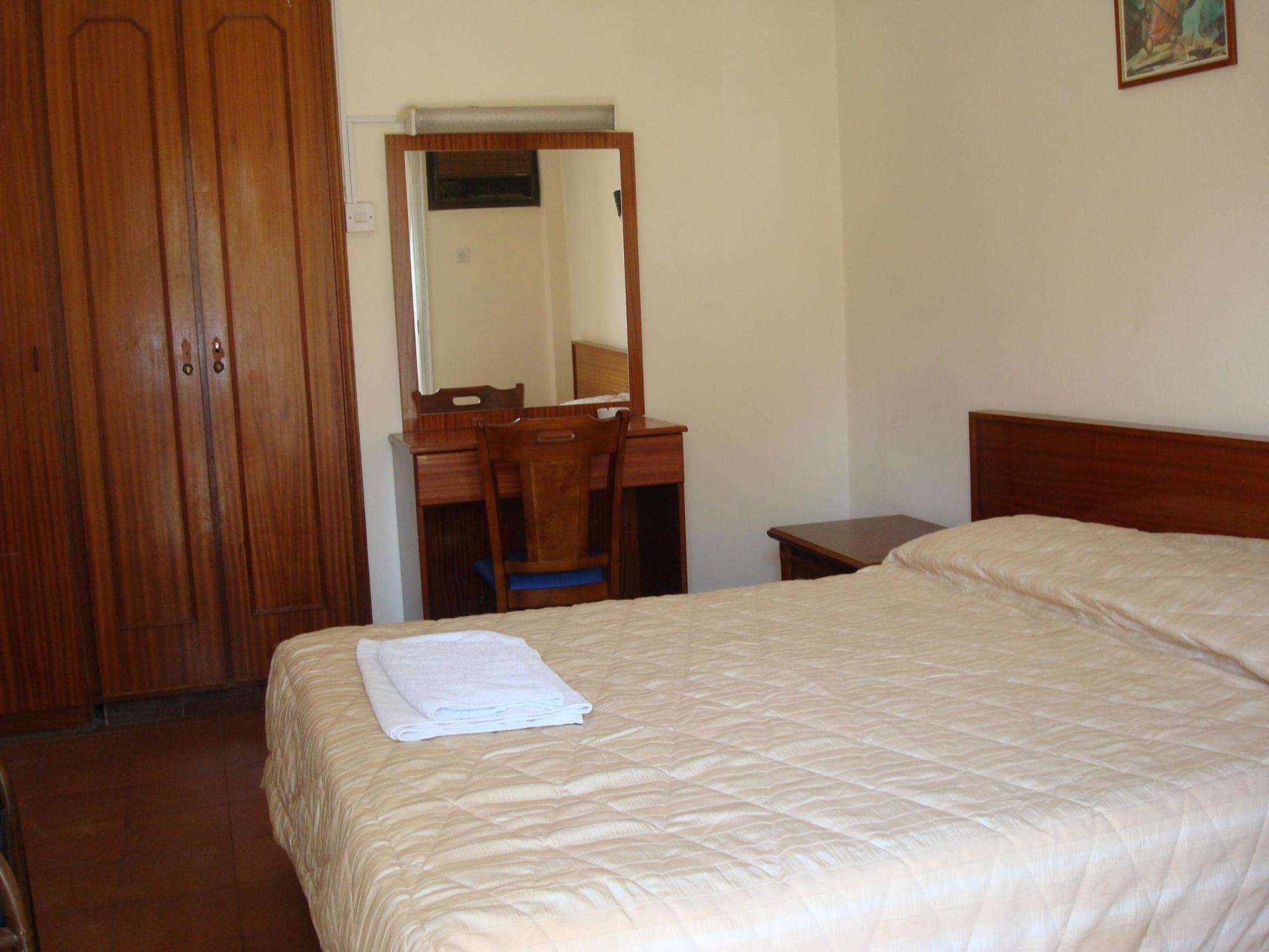 Hotel Best Western Plus Larco à Larnaca Extérieur photo
